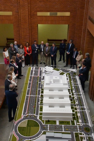 El presidente del TSJM presenta la maqueta de la futura Ciudad de la Justicia de Madrid a la presidenta del TS y vocales del CGPJ